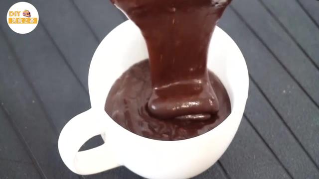 巧克力纸杯蛋糕，巧克力糖霜纸杯蛋糕的做法（1分钟微波巧克力纸杯蛋糕食谱）