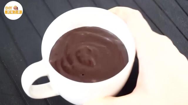 巧克力纸杯蛋糕，巧克力糖霜纸杯蛋糕的做法（1分钟微波巧克力纸杯蛋糕食谱）