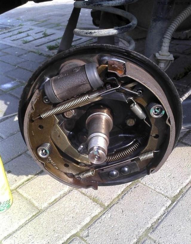 刹车总泵是什么意思，刹车总泵是什么意思图片（为什么大货车不用碟刹）