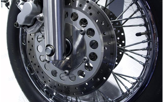 刹车总泵是什么意思，刹车总泵是什么意思图片（为什么大货车不用碟刹）