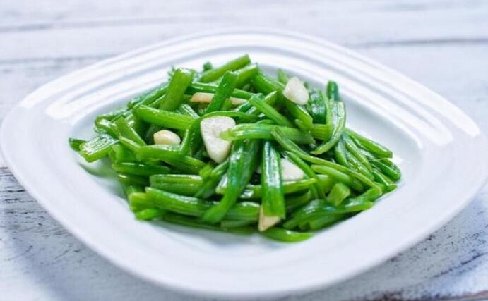 图片[1]-【素炒南瓜藤】做法步骤图 比吃肉还香 市场才1块钱1斤-起舞食谱网