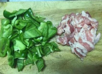 圖片[2]-【青辣椒炒五花肉】做法步驟圖 又香又嫩滑 一口氣吃3碗白干飯-起舞食譜網