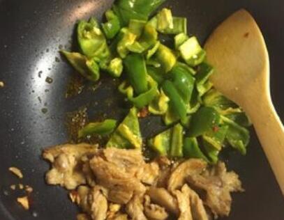 圖片[5]-【青辣椒炒五花肉】做法步驟圖 又香又嫩滑 一口氣吃3碗白干飯-起舞食譜網