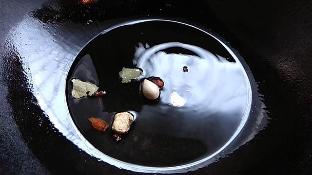 排骨面怎么做，排骨面条的做法 最正宗的做法（去饭店都吃不到）