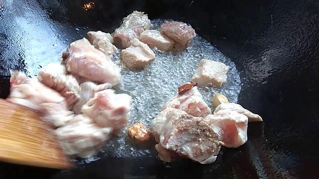 排骨面怎么做，排骨面条的做法 最正宗的做法（去饭店都吃不到）