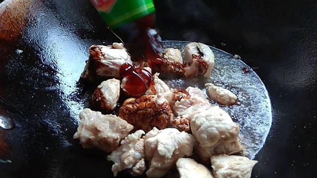 排骨面怎么做，排骨面条的做法 最正宗的做法（去饭店都吃不到）