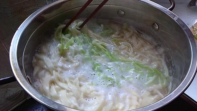 排骨面怎么做，排骨面条的做法 最正宗的做法（去饭店都吃不到）