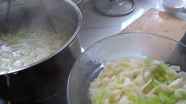 排骨面怎么做，排骨面条的做法 最正宗的做法（去饭店都吃不到）