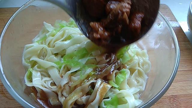 排骨面怎么做，排骨面条的做法 最正宗的做法（去饭店都吃不到）