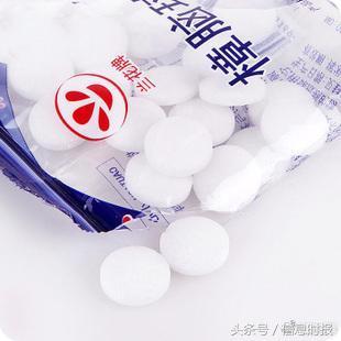 如何正确使用樟脑丸，衣服有樟脑丸味道怎么办（樟脑丸味飘来）