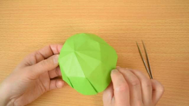 如何用纸折纸伞，怎么用纸折伞（如何折纸可爱的小雨伞）