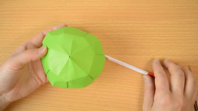 如何用纸折纸伞，怎么用纸折伞（如何折纸可爱的小雨伞）