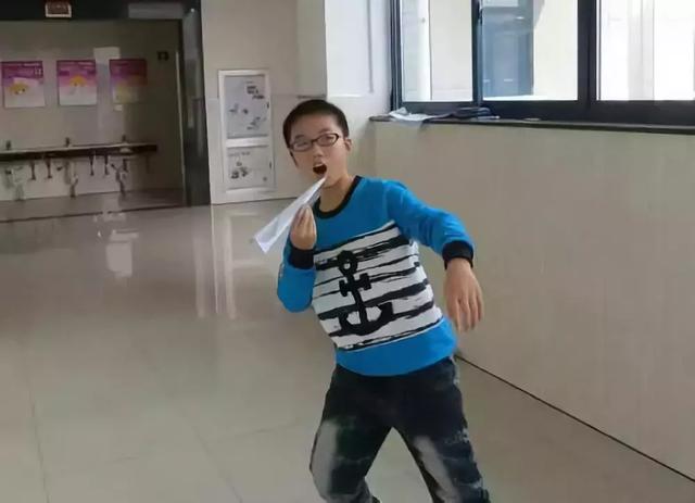 回旋纸飞机怎么折，折只会回旋的纸飞机（纸飞机扔之前哈一口气能飞的更远）