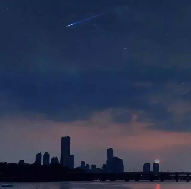 qq空间背景怎么设置，qq空间背景怎么弄（朋友圈背景图，qq空间封面图）