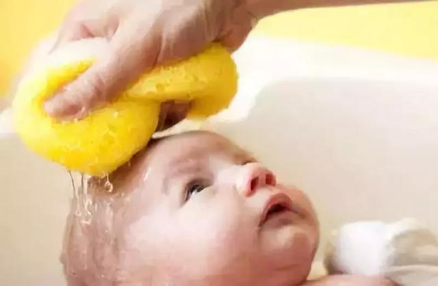 用沐浴露洗头会怎样，可以用沐浴露洗头吗（给宝宝洗澡有些事一定别做）