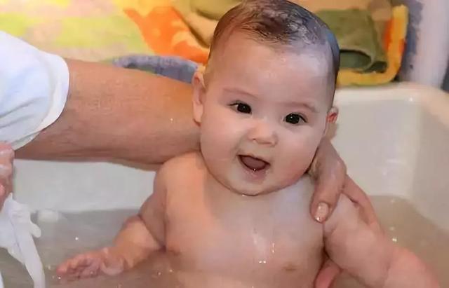 用沐浴露洗头会怎样，可以用沐浴露洗头吗（给宝宝洗澡有些事一定别做）