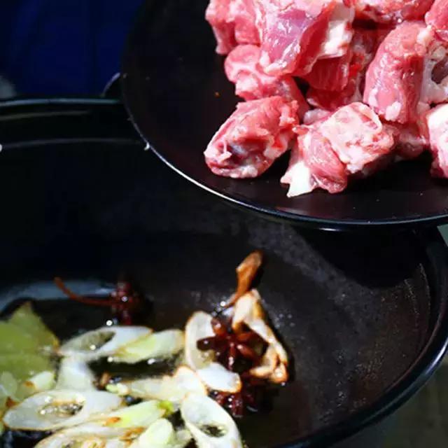 菠萝排骨家常做法广东，港式菠萝排骨的做法