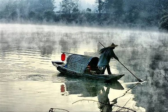 斜风细雨不须归全诗的意思，斜风细雨不须归的意思（张志和《渔父》：青箬笠）