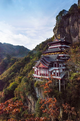 2,大巴山脉自西北向东南,包括摩天岭,米仑山和武当山等,海拔2000