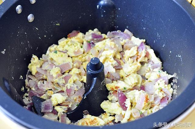 切洋葱不会流泪的方法，切洋葱不辣眼睛小窍门（大厨教你1个技巧）