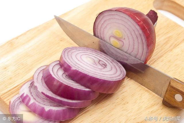 切洋葱不会流泪的方法，切洋葱不辣眼睛小窍门（大厨教你1个技巧）