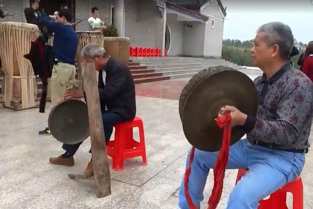客家锣鼓怎样打，客家铜锣打法（你见过吗？客家祠堂的敲大鼓）