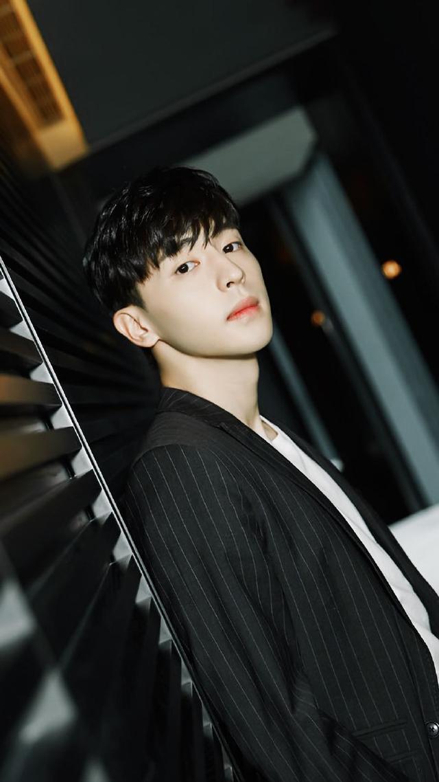 邓伦高清无水印图，邓伦清晰最新图片（无水印壁纸：我看你）