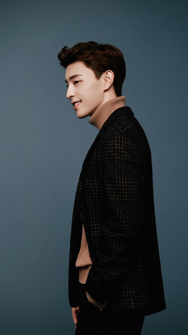 邓伦高清无水印图，邓伦清晰最新图片（无水印壁纸：我看你）