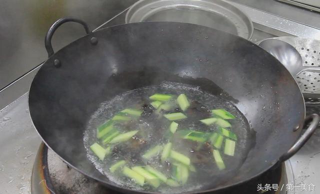 黄瓜炒什么好吃，黄瓜配什么炒好吃（几分钟做一盘有滋有味的家常小炒菜）