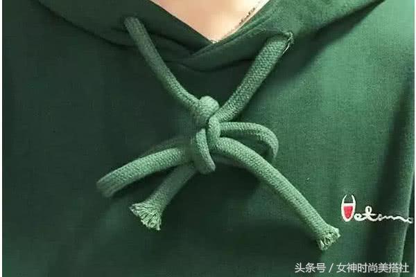 卫衣的绳子怎么系好看，卫衣两条绳子的各种打结方法（卫衣的带子竟是这么用）