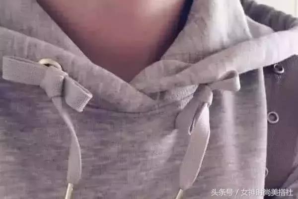 卫衣的绳子怎么系好看，卫衣两条绳子的各种打结方法（卫衣的带子竟是这么用）