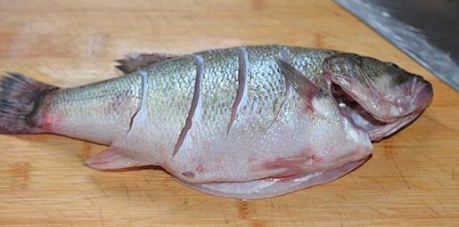 图片[3]-【清蒸鲈鱼】做法步骤图  蒸鱼豉油什么时候放很关键-起舞食谱网