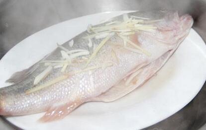 图片[4]-【清蒸鲈鱼】做法步骤图  蒸鱼豉油什么时候放很关键-起舞食谱网