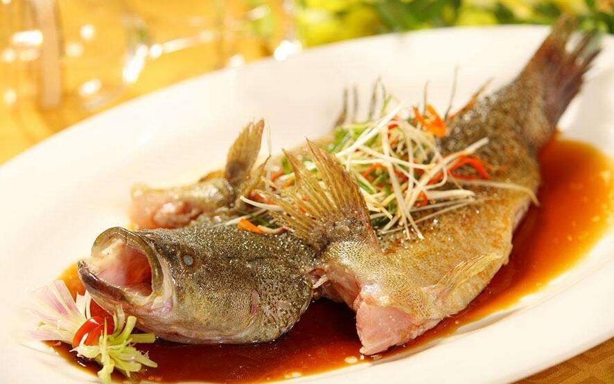 【清蒸鲈鱼】做法步骤图  蒸鱼豉油什么时候放很关键-起舞食谱网