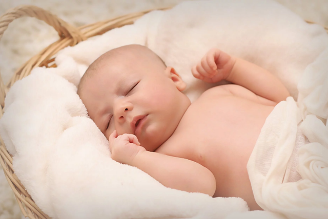 一个月宝宝睡觉不踏实老是哼哼唧唧，满月小孩睡觉不踏实老是哼唧使劲（新生儿为啥睡不踏实哼唧扭来扭去）