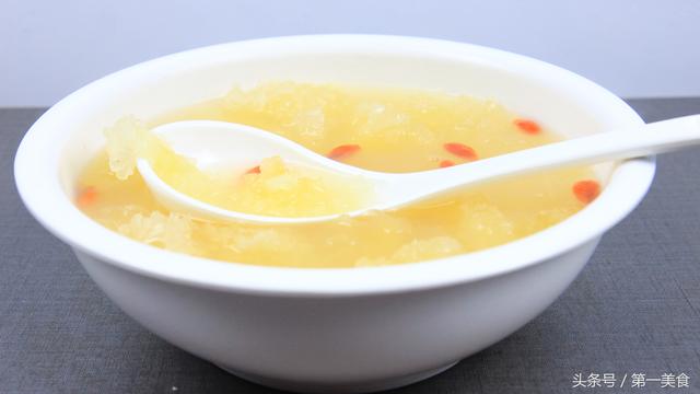 干银耳用开水泡还是用冷水泡（详细指出银耳的泡发技巧、火候以及用时）