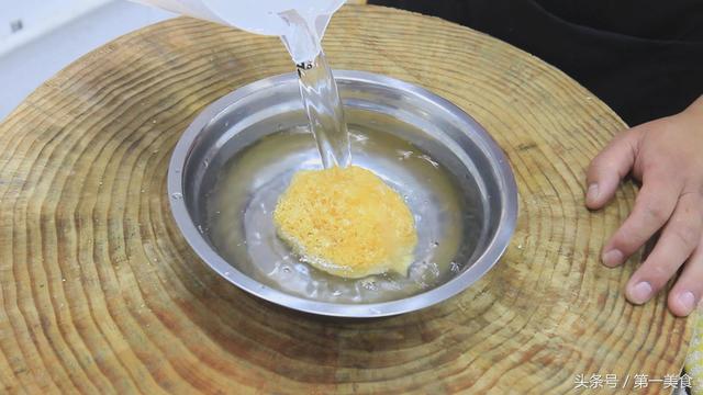 银耳汤的做法，银耳莲子汤的功效和作用（详细指出银耳的泡发技巧、火候以及用时）