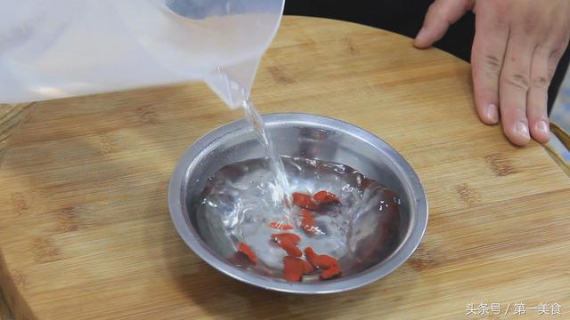 干银耳用开水泡还是用冷水泡（详细指出银耳的泡发技巧、火候以及用时）