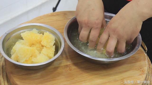 干银耳用开水泡还是用冷水泡（详细指出银耳的泡发技巧、火候以及用时）