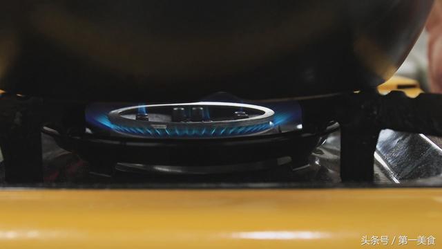 干银耳用开水泡还是用冷水泡（详细指出银耳的泡发技巧、火候以及用时）