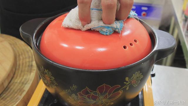 干银耳用开水泡还是用冷水泡（详细指出银耳的泡发技巧、火候以及用时）