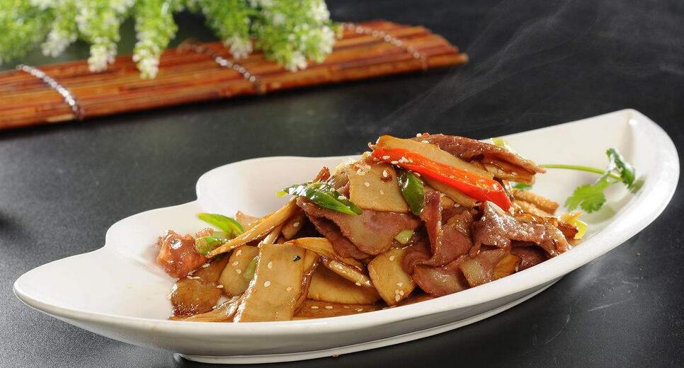 【杏鲍菇炒肉】做法步骤图 简单炒一炒 鲜香脆嫩-起舞食谱网