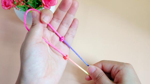 纽扣结编法图解，锁结手链的编法图解（手工编绳单线纽扣结图解教程）
