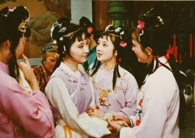 韩依依服饰批发网，韩国女装品牌（《红楼梦》大写特写林黛玉和刘姥姥进贾府有什么用意）