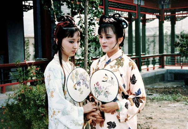 韩依依服饰批发网，韩国女装品牌（《红楼梦》大写特写林黛玉和刘姥姥进贾府有什么用意）