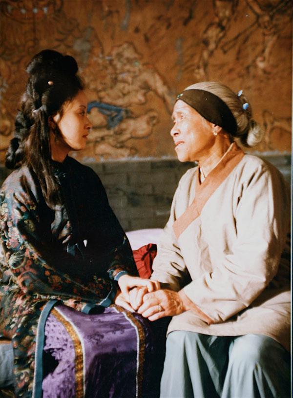 韩依依服饰批发网，韩国女装品牌（《红楼梦》大写特写林黛玉和刘姥姥进贾府有什么用意）