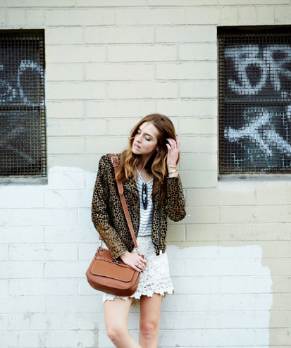 豹纹外套怎么搭配时髦,豹纹外套怎么搭配时髦好看(暴发富的感觉又怎样