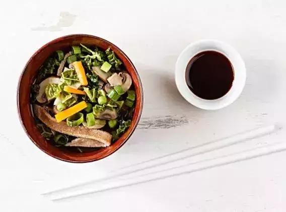 白醋和陈醋的区别，陈醋和白醋区别（陈醋、米醋、白醋差别这么大）