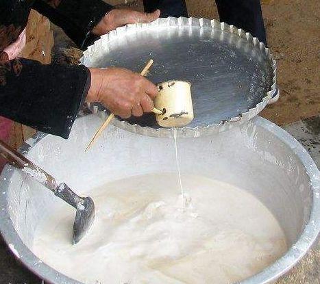 自制红薯粉皮方法，自制红薯粉皮的做法（自制“红薯粉皮”）