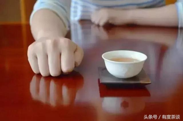 叩茶礼什么意思，叩茶礼是哪里的（为何要敲三下桌面）